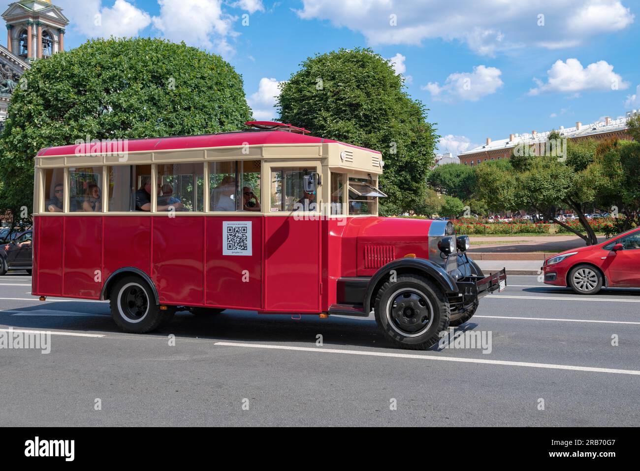 SAINT-PÉTERSBOURG, RUSSIE - 27 JUIN 2023 : bus rétro touristique (réplique du bus ZIS-8) dans la rue de la ville par une journée ensoleillée de juin Banque D'Images