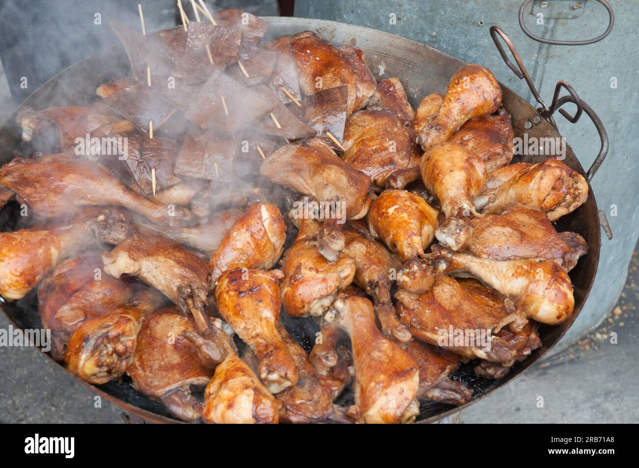 Poulet grésillant dans un wok dans le village du patrimoine de Hongcun dans la région de Huizhou (ou Wannan), Anhui, Chine. Banque D'Images