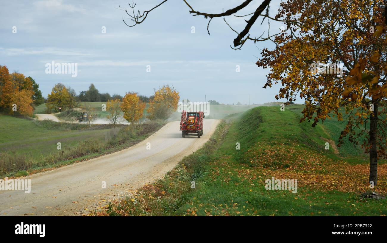 Paysage rural avec deux tracteurs sur une route de gravier. Banque D'Images