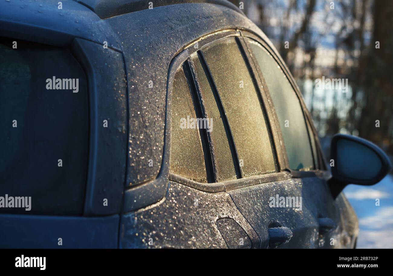 Une voiture gelée un matin d'hiver. Banque D'Images