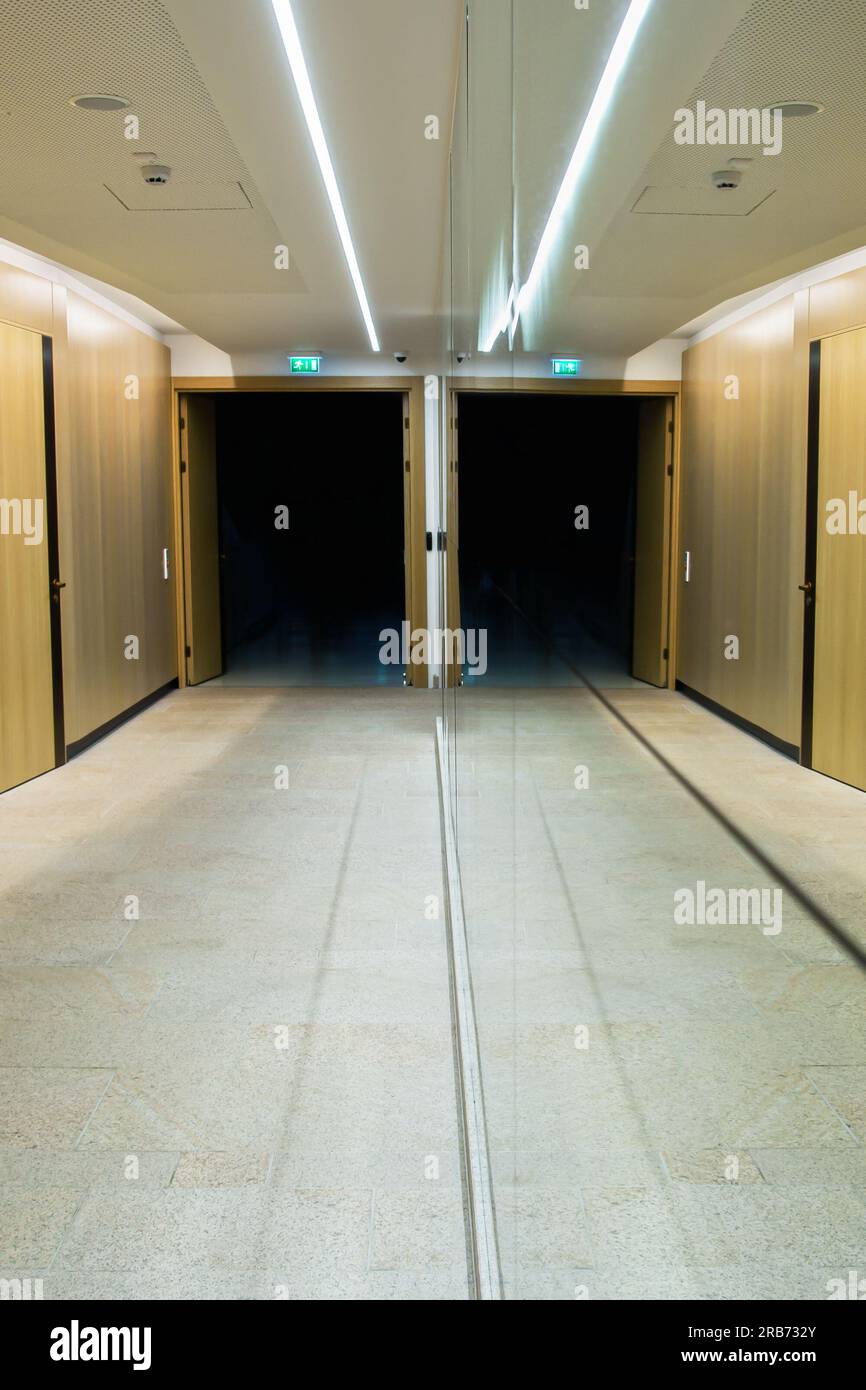 Vue sur le couloir dans un immeuble moderne. Banque D'Images