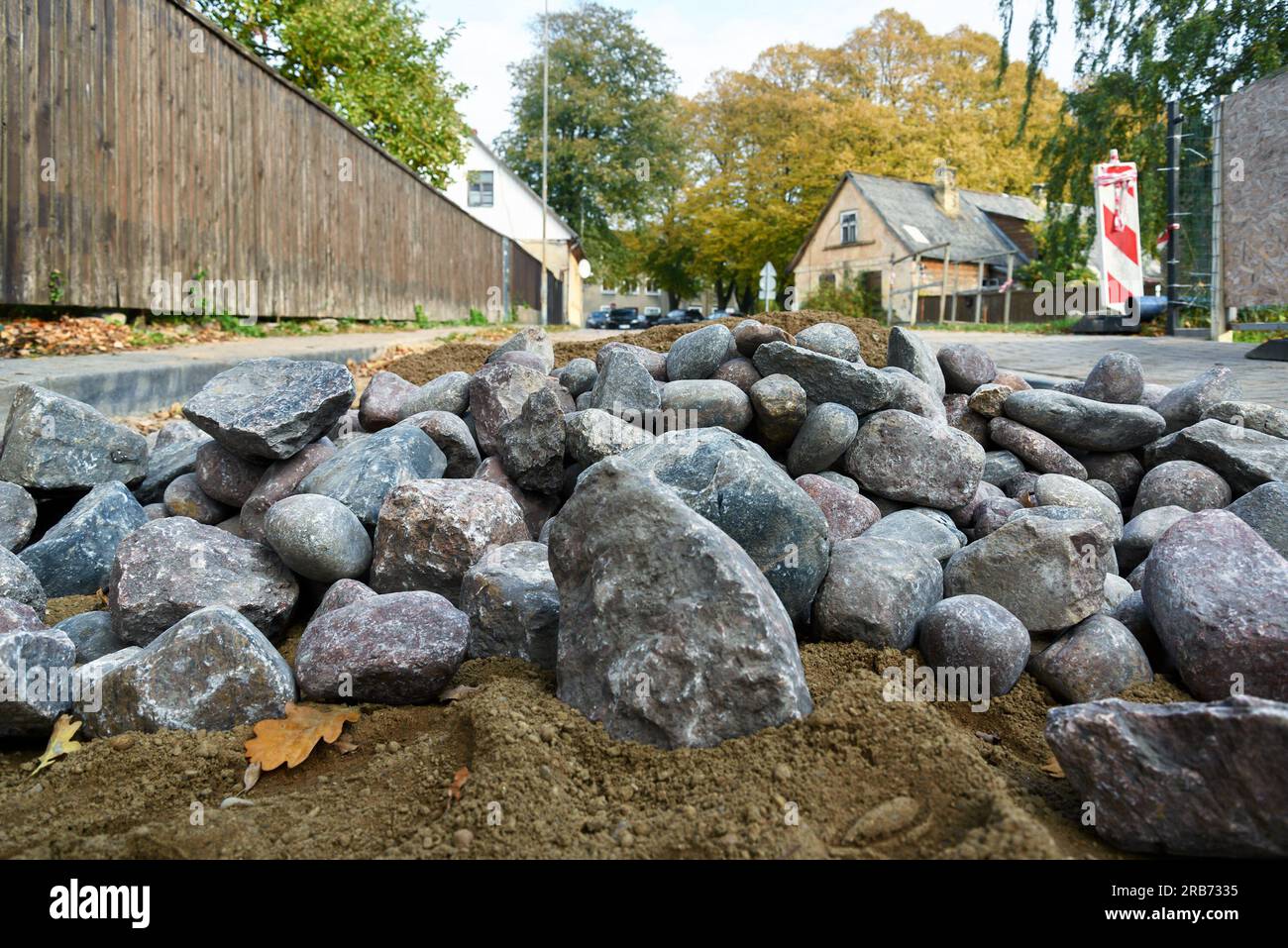 Réparation de routes en pierre dans une petite ville. Banque D'Images