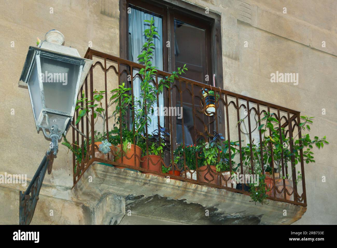 Vue sur un vieux balcon en Italie. Banque D'Images