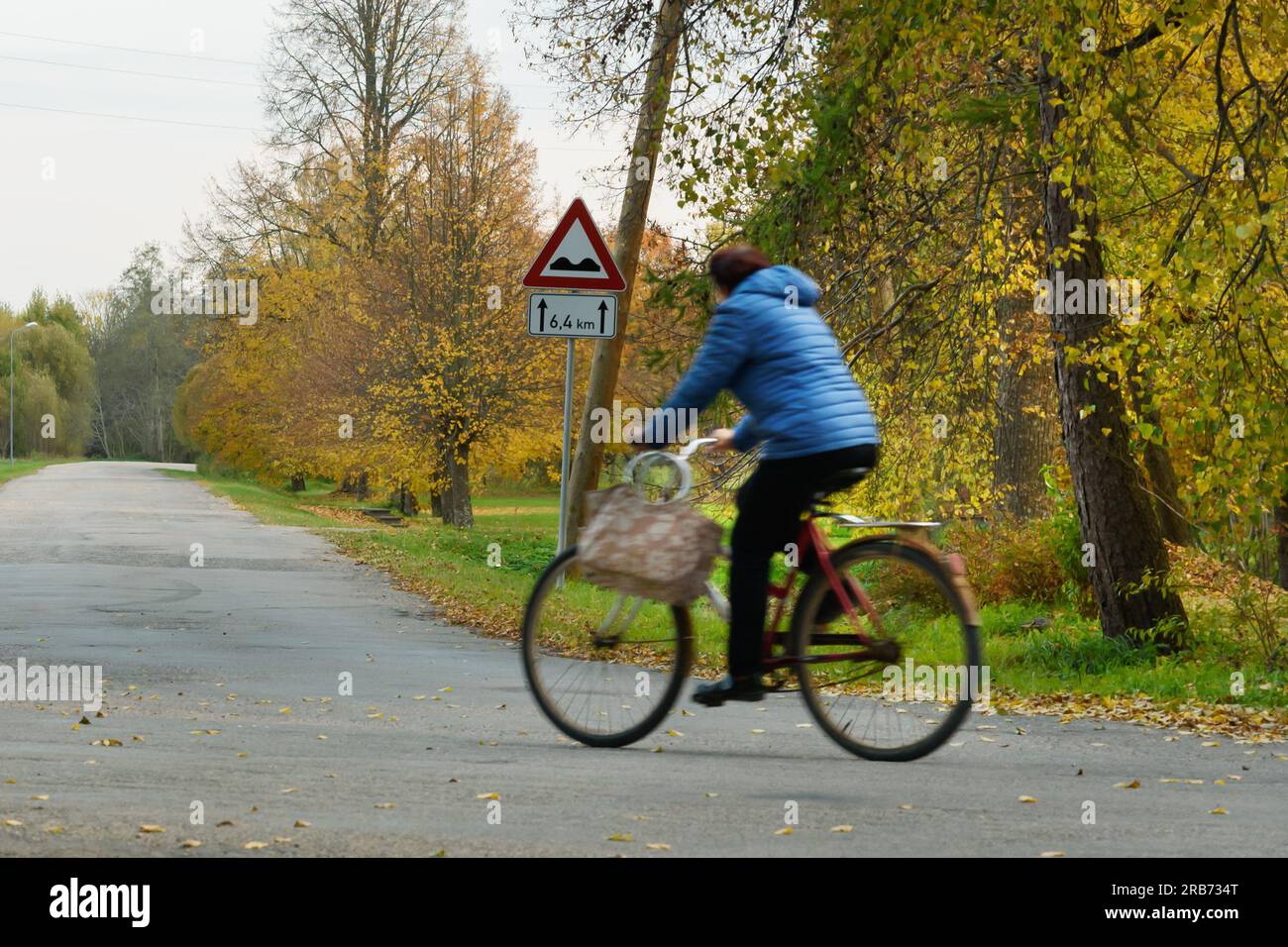 Cycliste sur la route à la campagne. Banque D'Images