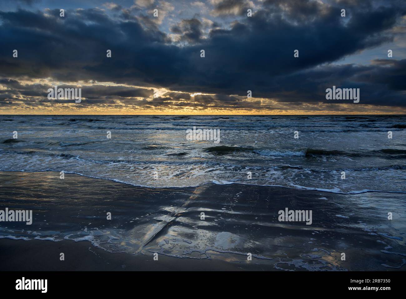 Coucher de soleil sur la mer Baltique. Banque D'Images