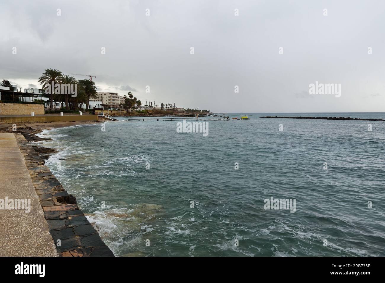Sur la côte de la mer Méditerranée dans le Paphos. Banque D'Images