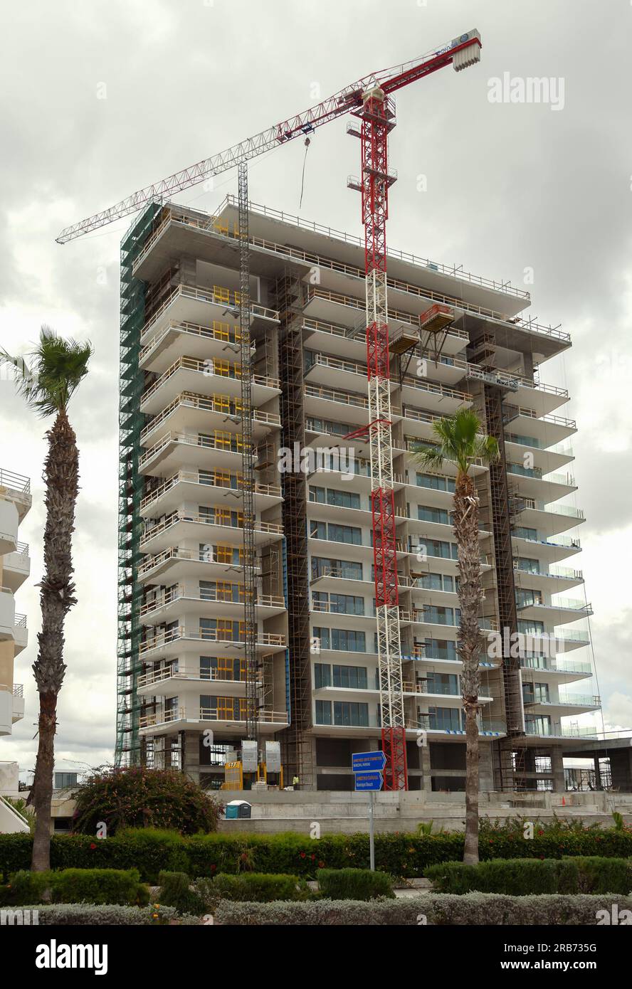 CHYPRE, PAPHOS-18 MARS : Paphos est une ville côtière du sud-ouest de Chypre, située sur la côte méditerranéenne. Une vue de la construction de buil à plusieurs étages Banque D'Images CHYPRE, PAPHOS-18 MARS : Paphos est une ville côtière du sud-ouest de Chypre, située sur la côte méditerranéenne. Une vue de la construction de buil à plusieurs étages Banque D'Images