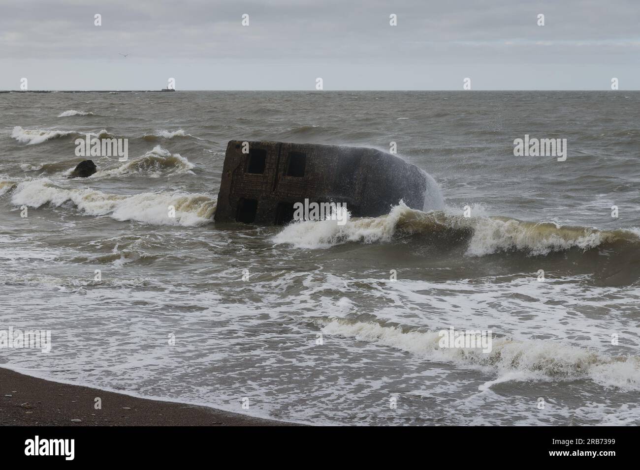 Destruction des fortifications septentrionales sur les rives de la mer Baltique à Liepaja. Banque D'Images