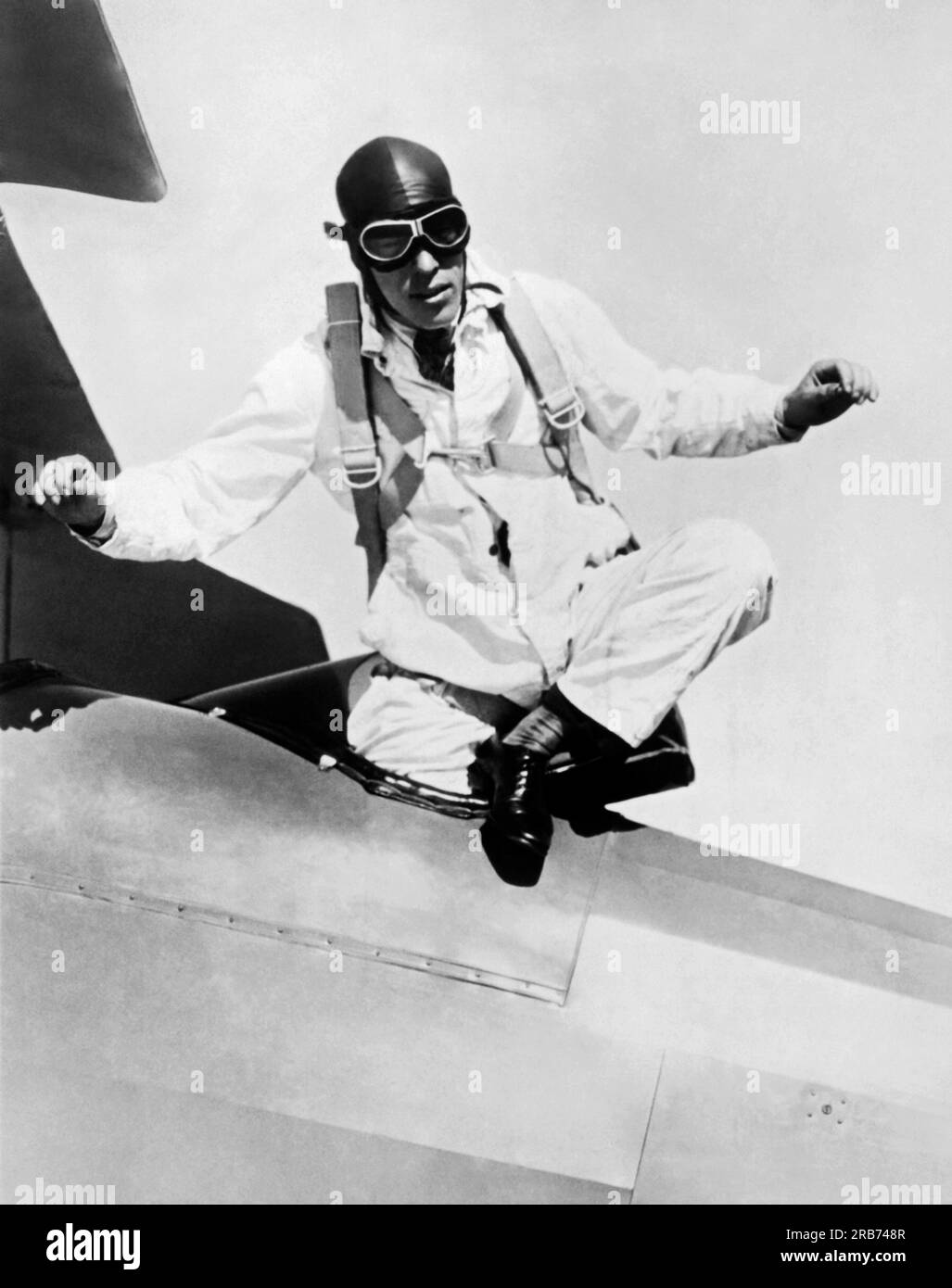 Santa Monica, Californie : 27 novembre 1927 Ralph Douglas, de San Diego, sautera d'une altitude de 15 000 pieds et tombera en chute libre de 10 000 pieds avant d'ouvrir son parachute, brisant ainsi l'ancien record de chute libre de 4200 pieds. Il utilisera un chronomètre pour chronométrer la plongée, estimant que cela prendra de 25 à 28 secondes. Ici, il est prêt à sauter par-dessus bord. Banque D'Images