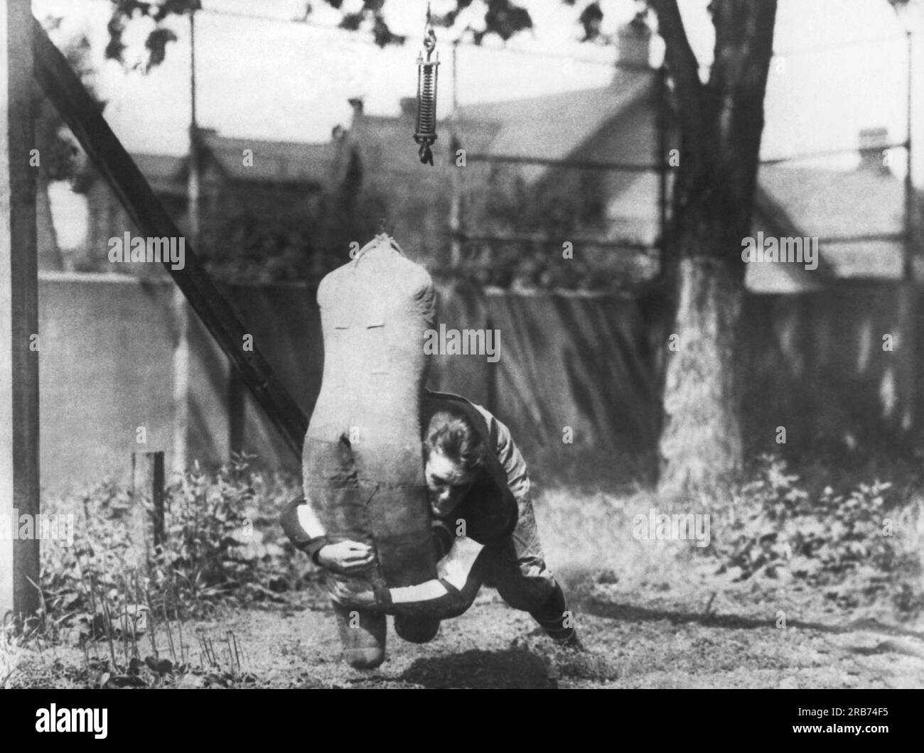 Bethlehem, Pennsylvanie : 1928 le capitaine Jack Kirkpatrick de l'équipe de football de l'Université de Lehigh donne aux nouvelles recrues une leçon de combat. Banque D'Images