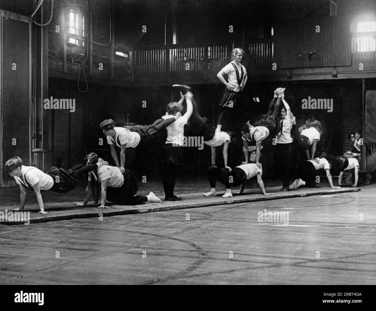 Cambridge, Massachusetts : c. 1926 filles de la Sargent School for Physical Education font une pyramide pour leur prochain spectacle à la Boston Arena. Banque D'Images