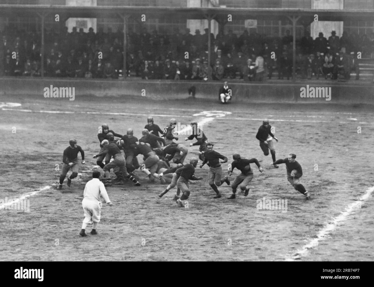 Ossining, New York : c. 1929 Numéro 82 064 porte le football pour l'équipe de football des prisonniers de Sing Sing alors qu'ils jouent à l'aginst l'équipe de la milice navale à Ossining. Sing Sing a gagné le match, 33-0. Banque D'Images
