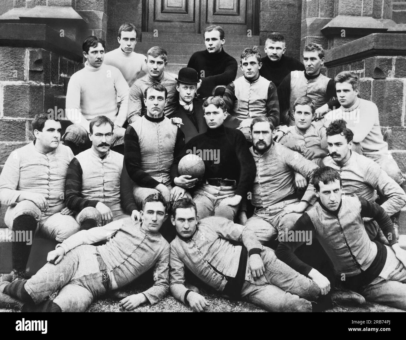 New Brunswick, New Jersey : 1891 Portrait de groupe de l'équipe de football du Collège Rutger en 1891. Banque D'Images