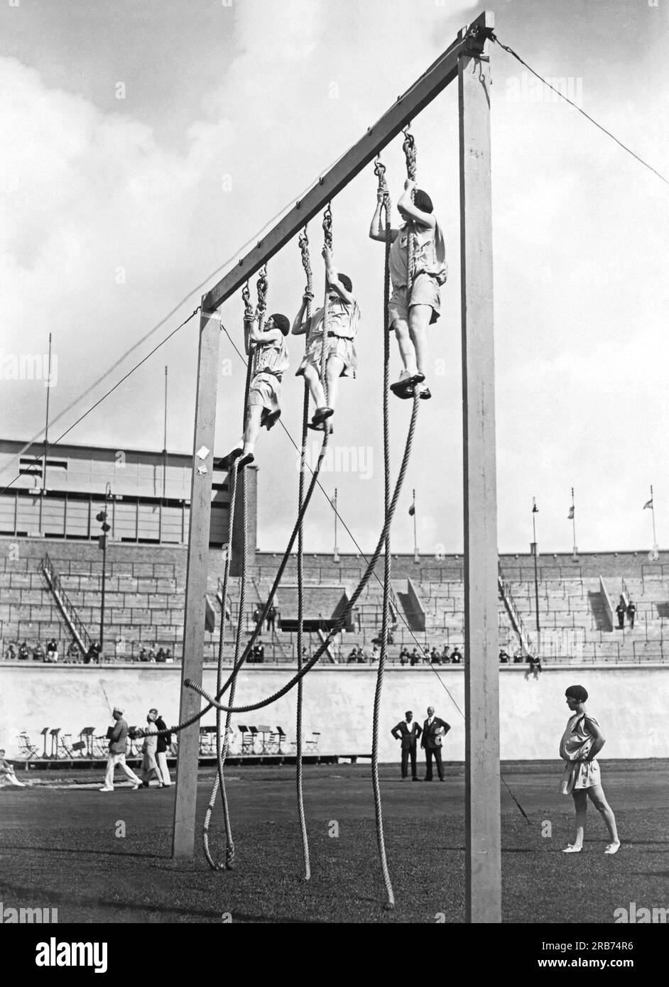 Amsterdam, pays-Bas : 1928 l'équipe française de gymnastique féminine participe à la montée de corde de 8 mètres. Banque D'Images