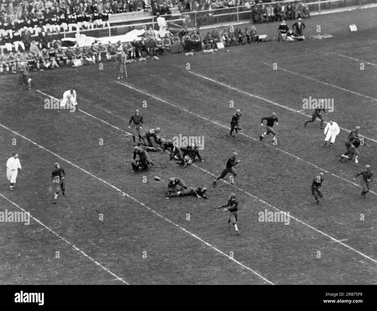 Princeton, New Jersey : 5 novembre 1927 le quarterback Baruch de Princeton lance une passe à Wittmer dans le match de football contre Ohio State. Princeton a gagné par le score de 20 à 0. Banque D'Images
