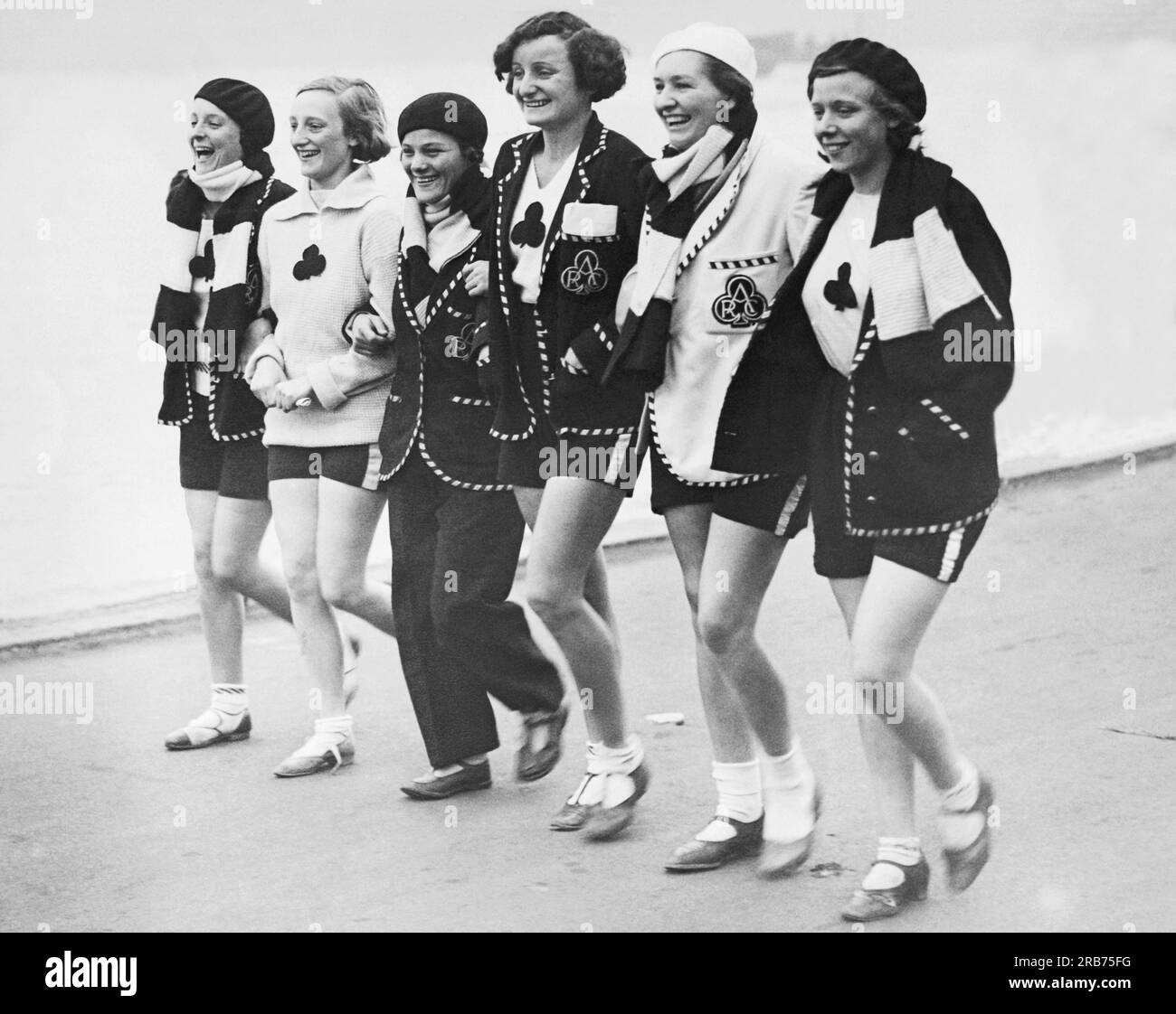 Londres, Angleterre : 25 septembre 1931 les membres de l'Aces Rowing Club se promènent le long du chemin d'aviron alors que la Women's Rowing Association Regatta ouvre à Putney. Banque D'Images