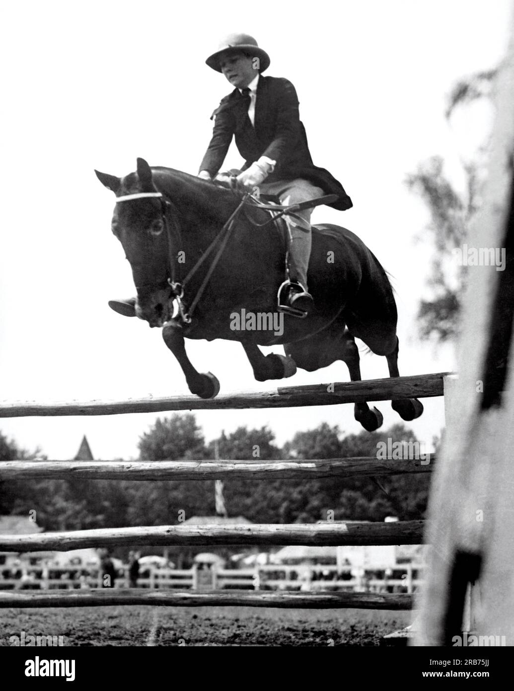 Devon, Pennsylvanie : c. 1930. Un cavalier fait un saut au Devon Horse Show. Banque D'Images