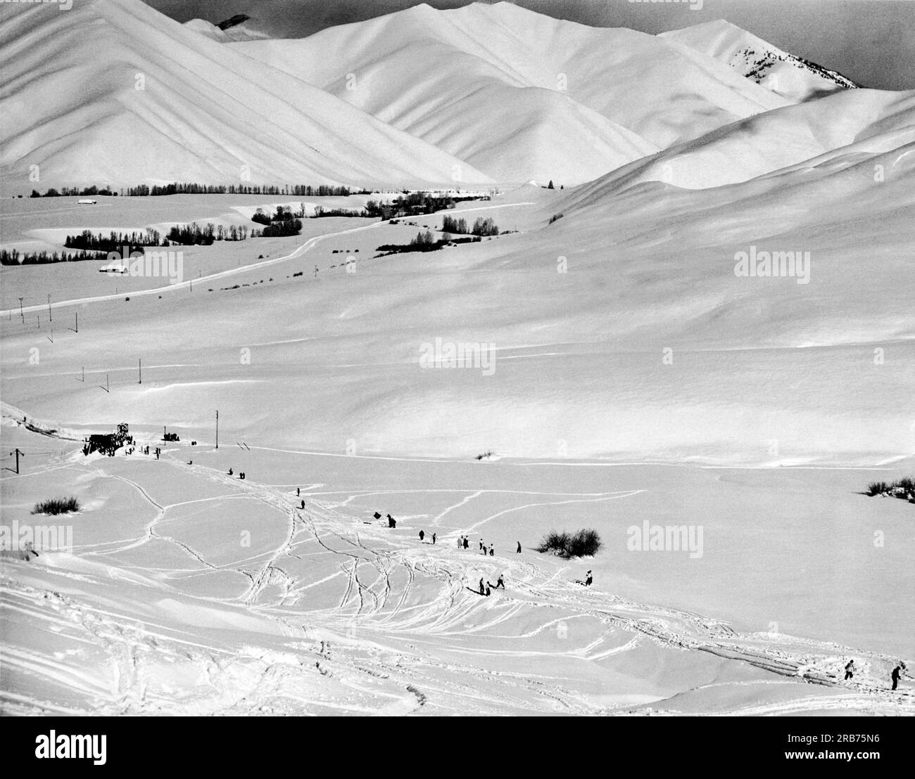 Sun Valley, Idaho : 26 février 1937 la nouvelle station d'hiver de l'Idaho avec la montagne Dollar enneigée et son parcours de slalom au premier plan. Banque D'Images