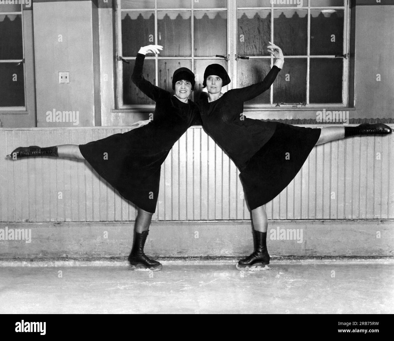 New York, New York : 13 décembre 1927. Deux membres de la société pratiquent pour un concours de patinage sur glace qui aura lieu au Madison Square Garden. Banque D'Images