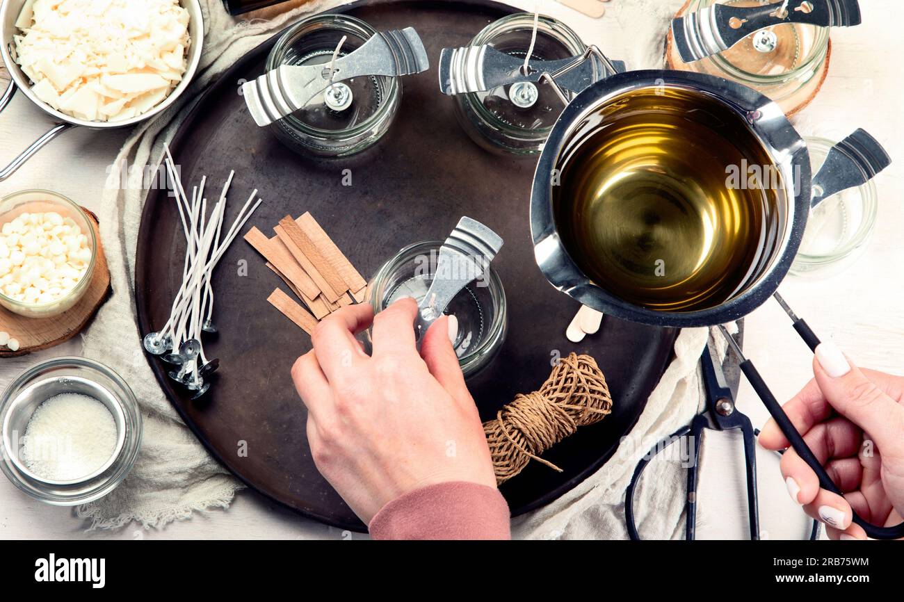 Set pour bougies de cire de soja éco naturelles maison, femme faisant bougie aromatique décorative à table Banque D'Images