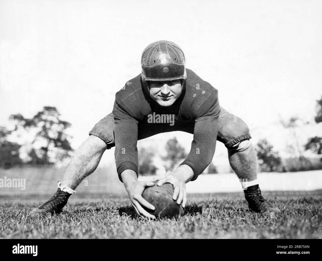 New York, New York : 9 octobre 1935 le centre de l'équipe de football de l'Université Fordham s'aligne pour l'entraînement. Banque D'Images