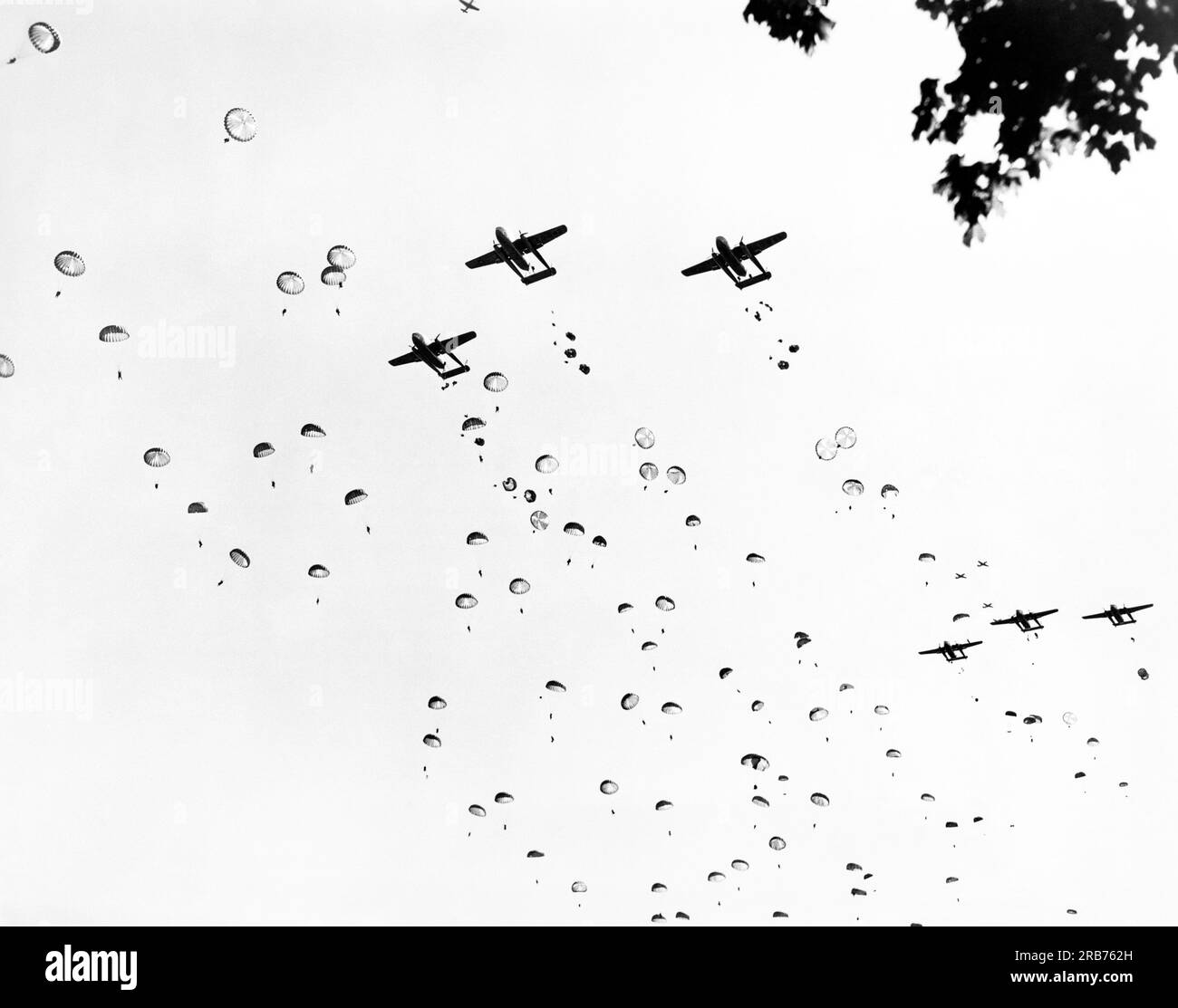 Fort Bragg, Caroline du Nord : c : 1947 exercice parachutiste hors de fort Bragg en utilisant des avions Fairchild C-82 Packet et des wagons-caisses C-119 Flying pour le largage. Banque D'Images