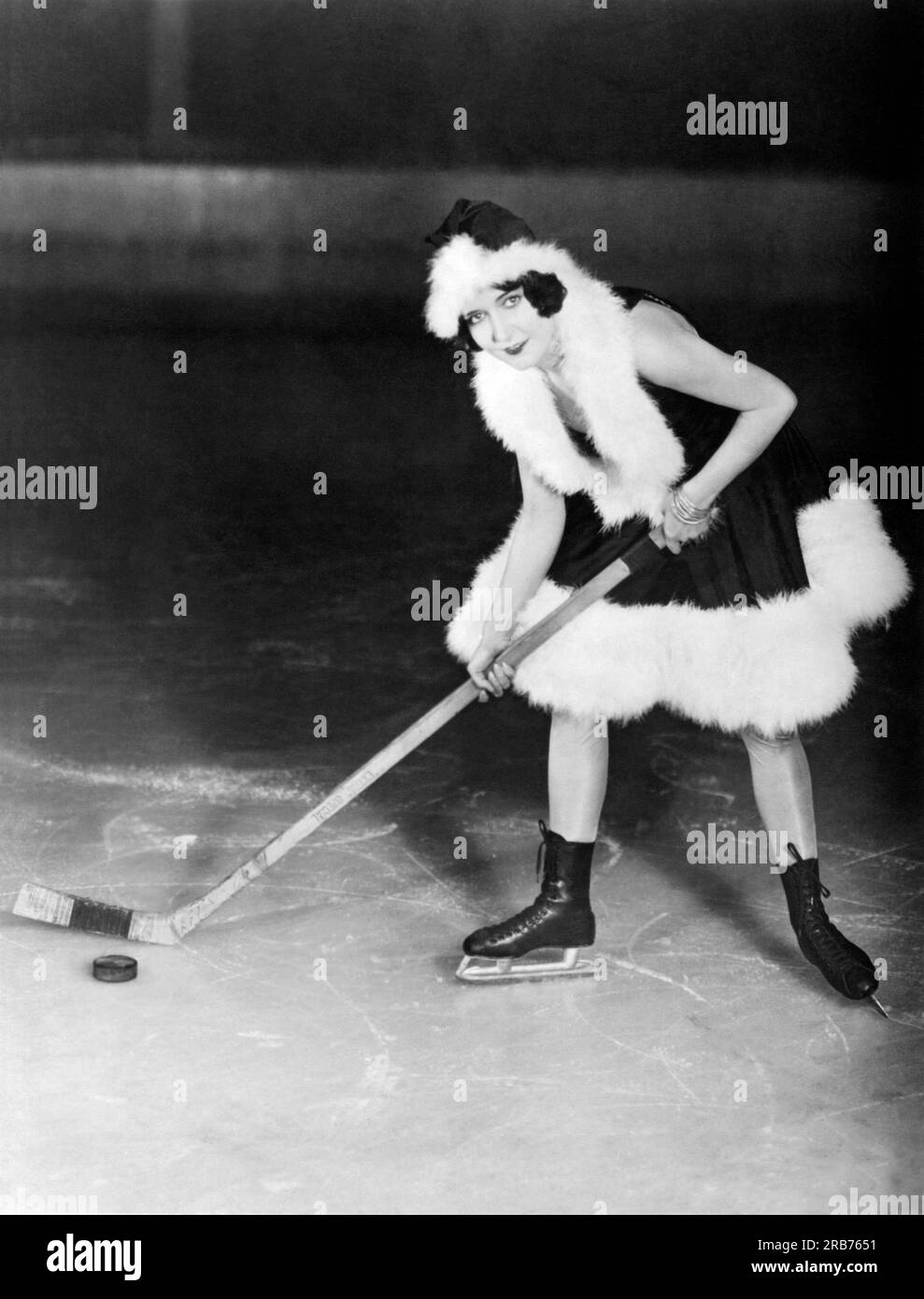 Hollywood, Californie : vers 1928 l'actrice et star de cinéma Dorothy Sebastian est également une patineuse sur glace et une joueuse de hockey notable sur les patinoires du film capitol Banque D'Images