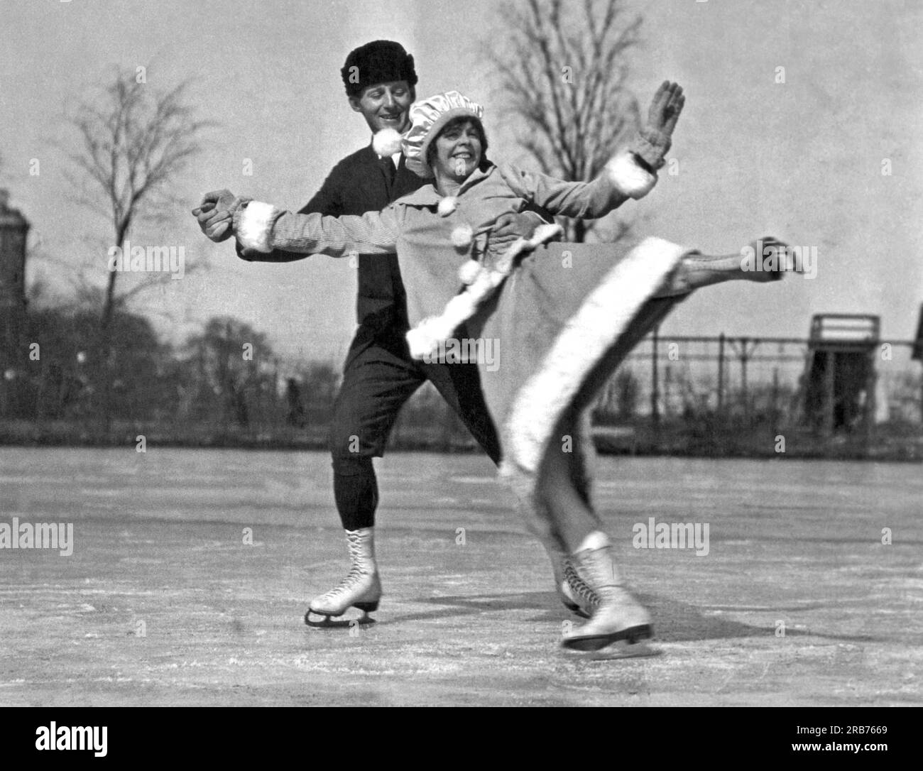 Chicago, Illinois : c. 1919. Une paire de patinage se montre avec quelques mouvements astucieux sur des patins. Banque D'Images