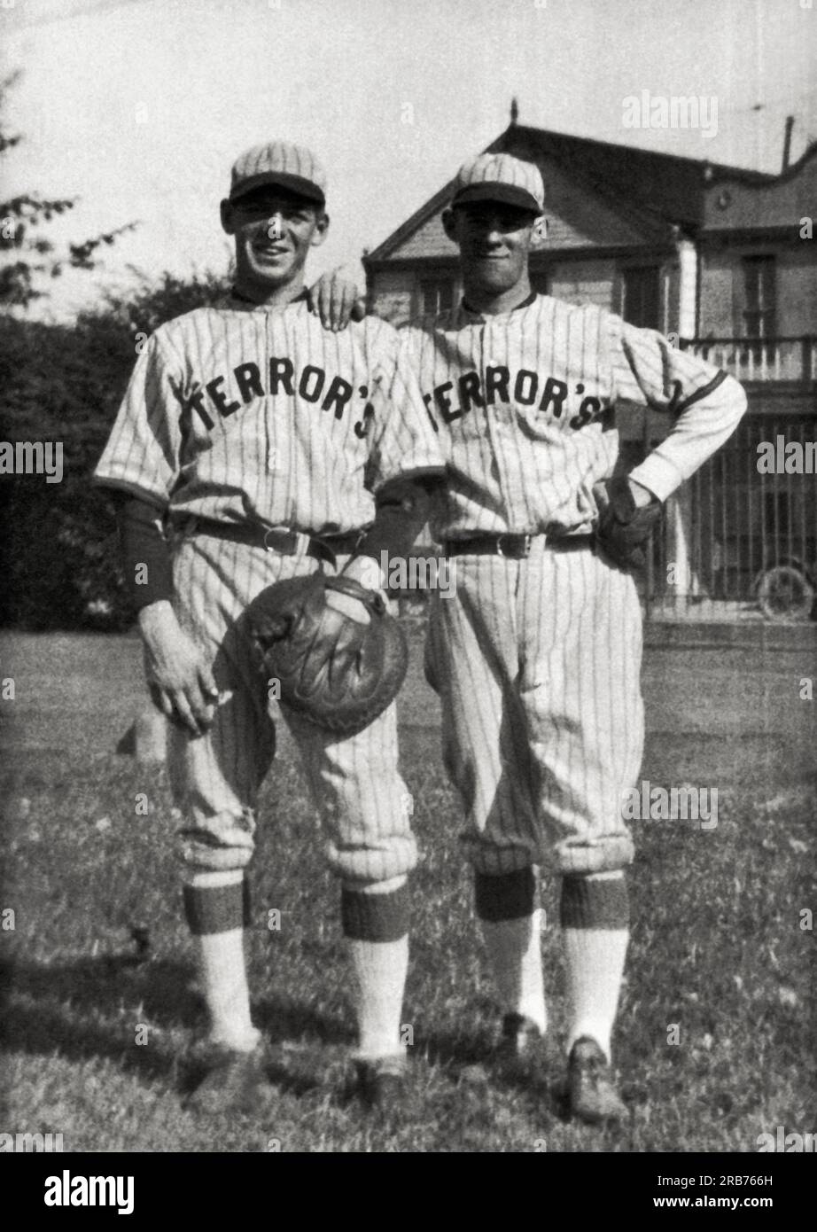 États-Unis : c. 1905 deux membres de l'équipe de baseball de la terreur. Banque D'Images