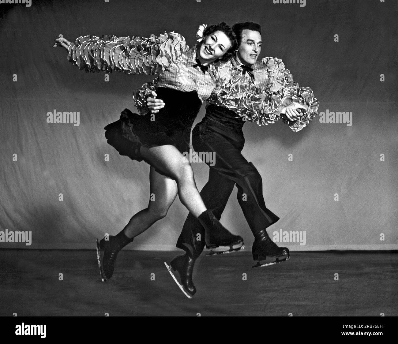 San Francisco, Californie : 26 août 1940. Les stars de Ice Follies Bruce Mapes et Evelyn Chandler montrent leur style sur cette photo dynamique. Banque D'Images