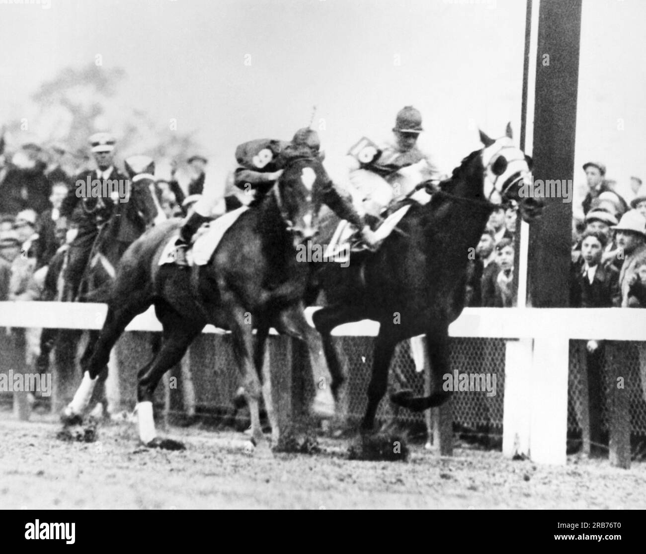 Louisville, Kentucky : 7 mai 1933 Jockey Fisher (à gauche) sur Head Play attrape le tissu de selle de Broker Tip monté par Jockey Meade alors qu'ils descendent la ligne d'arrivée où Meade a été le vainqueur. Banque D'Images