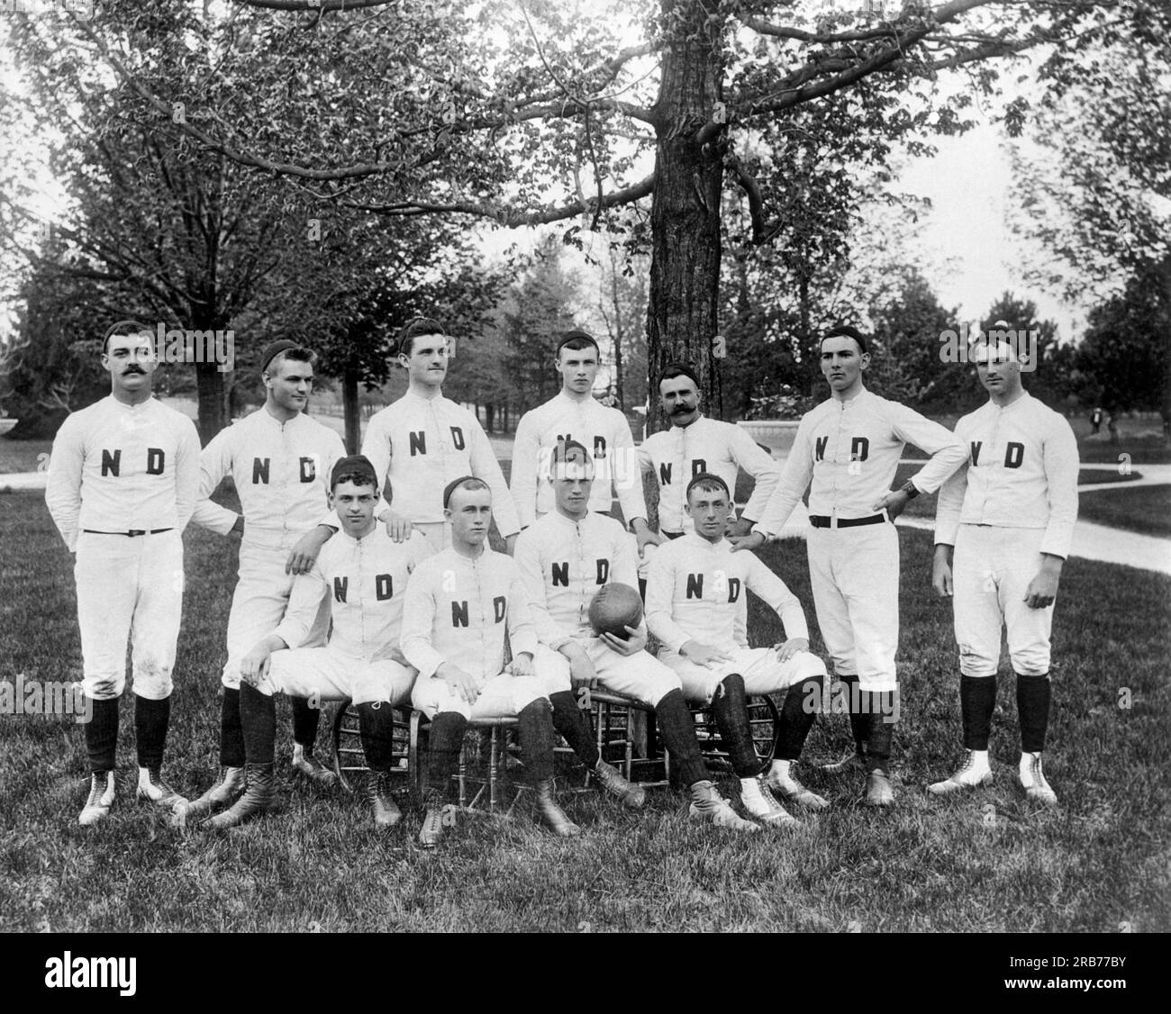 South Bend, Indiana. 1887 la première équipe de football de notre Dame, le début de l'héritage «Fighting Irish». Banque D'Images
