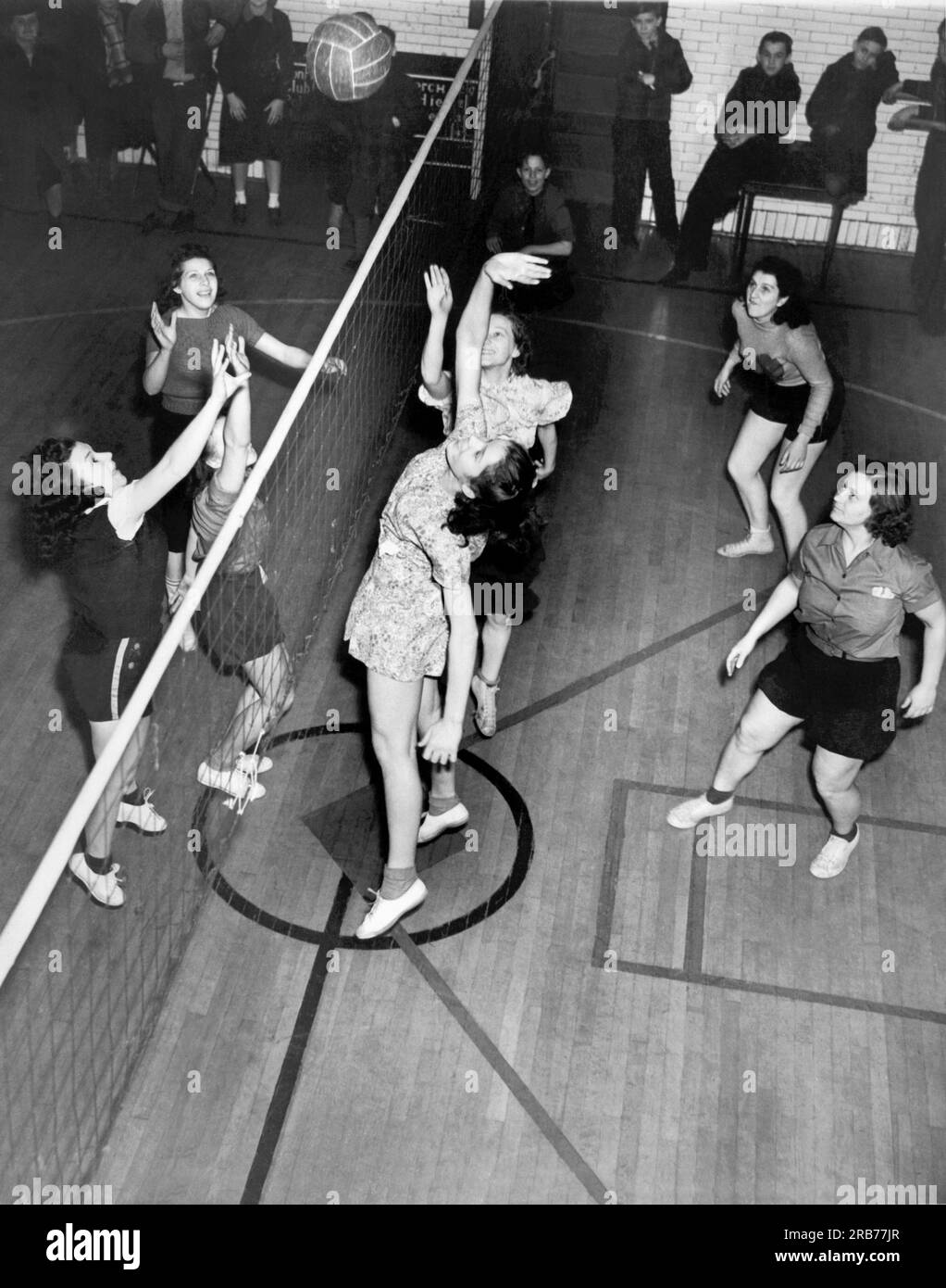 États-Unis : c. 1949 lycéennes jouant au volleyball. Banque D'Images