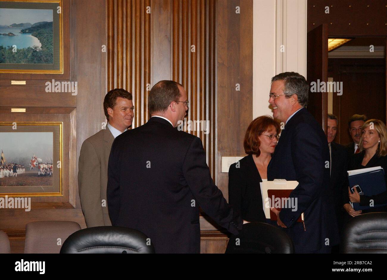 Le secrétaire Dirk Kempthorne et les assistants se réunissent à main Interior avec le gouverneur de Floride Jeb Bush et l'administrateur de l'Agence de protection de l'environnement Stephen Johnson pour discuter des questions de restauration des Everglades Banque D'Images