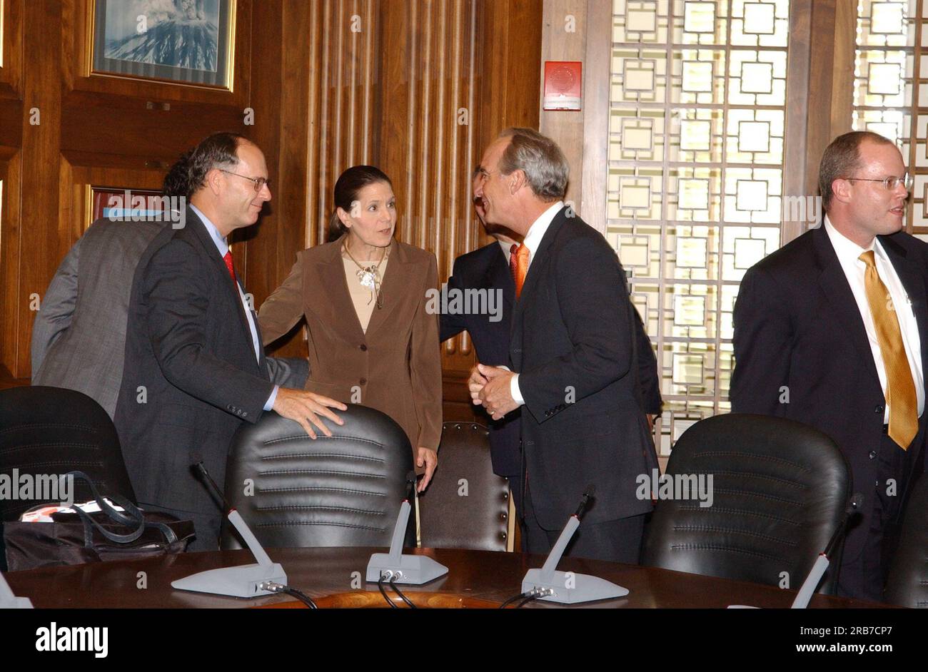 Le secrétaire Dirk Kempthorne et les assistants se réunissent à main Interior avec le gouverneur de Floride Jeb Bush et l'administrateur de l'Agence de protection de l'environnement Stephen Johnson pour discuter des questions de restauration des Everglades Banque D'Images