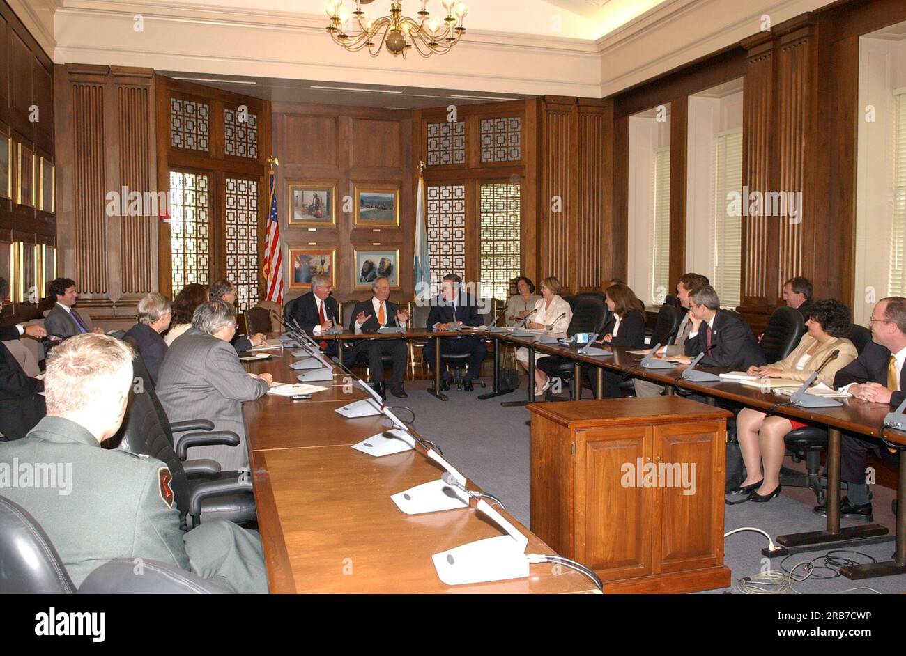 Le secrétaire Dirk Kempthorne et les assistants se réunissent à main Interior avec le gouverneur de Floride Jeb Bush et l'administrateur de l'Agence de protection de l'environnement Stephen Johnson pour discuter des questions de restauration des Everglades Banque D'Images