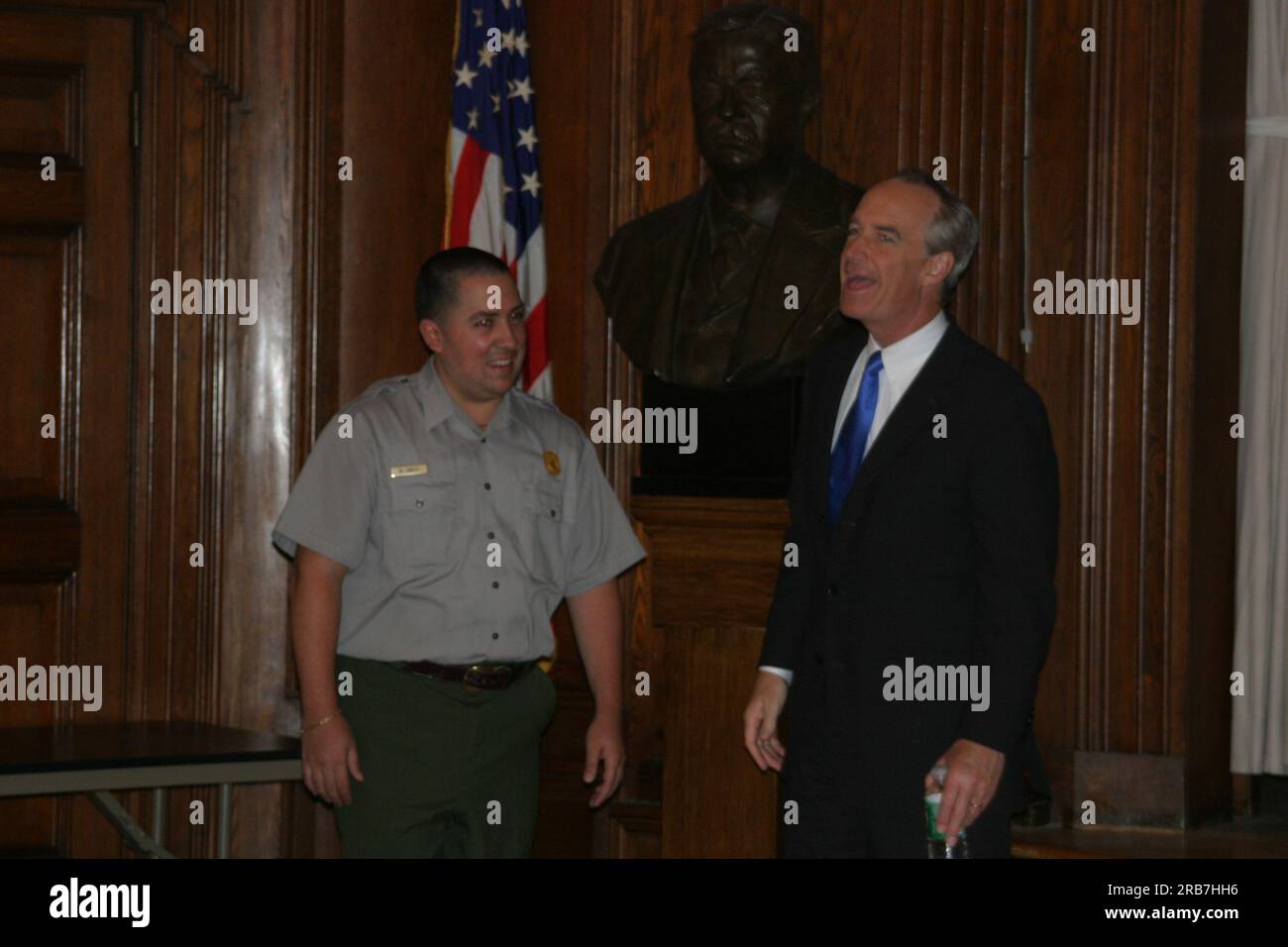 Visite du secrétaire désigné Dirk Kempthorne et de ses collaborateurs à New York City, New York, pour une tournée, discussions avec le personnel du Service des parcs nationaux sur des sites tels que le lieu historique national Theodore Roosevelt Birthplace Banque D'Images