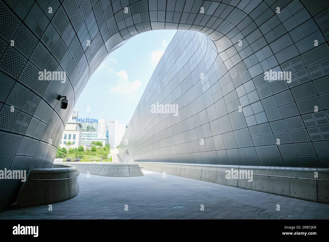 Séoul, Corée du Sud - 10 juillet 2022 : passerelle et revêtement de façade perforé de Dongdaemun Design Plaza ou DDP. Conçu par Zaha Hadid et Samoo Banque D'Images