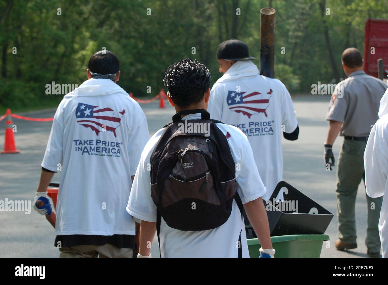 Les activités de nettoyage des Journées de la fierté du canal de Chesapeake et de l’Ohio (C and O), coparrainées par le Parc historique national du canal C and O et le C and O Canal Historical Trust, avec la secrétaire adjointe P. Lynn Scarlett, la directrice de Take Pride in America, Katie Loovis, Et d'autres membres du personnel de l'intérieur sur place pour rejoindre les volontaires travaillant le long du chemin de halage C et O et de la rivière Potomac à Washington, DC et Maryland Banque D'Images