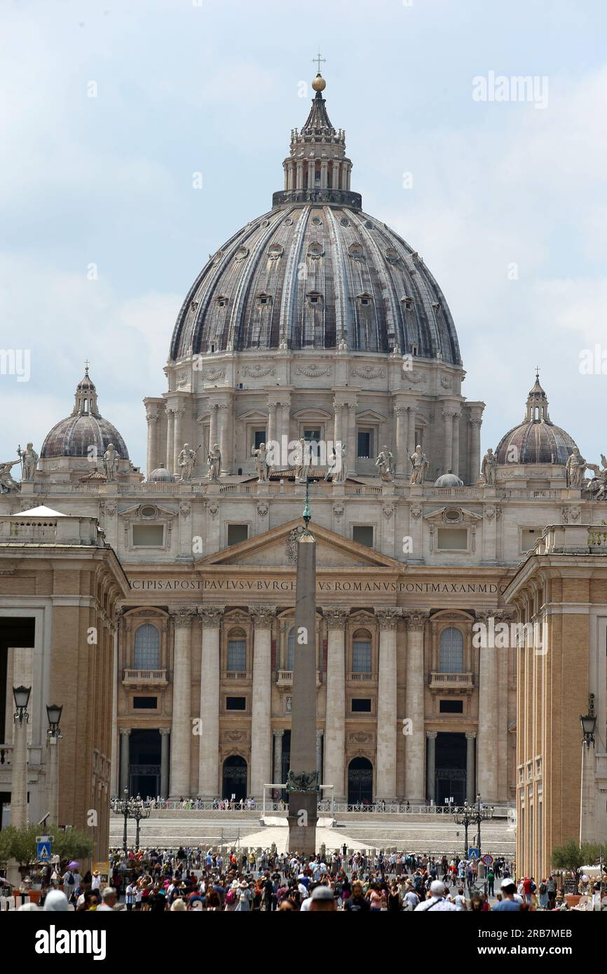 St. Basilique de Pierre avec les touristes vus de via della Conciliazione Banque D'Images