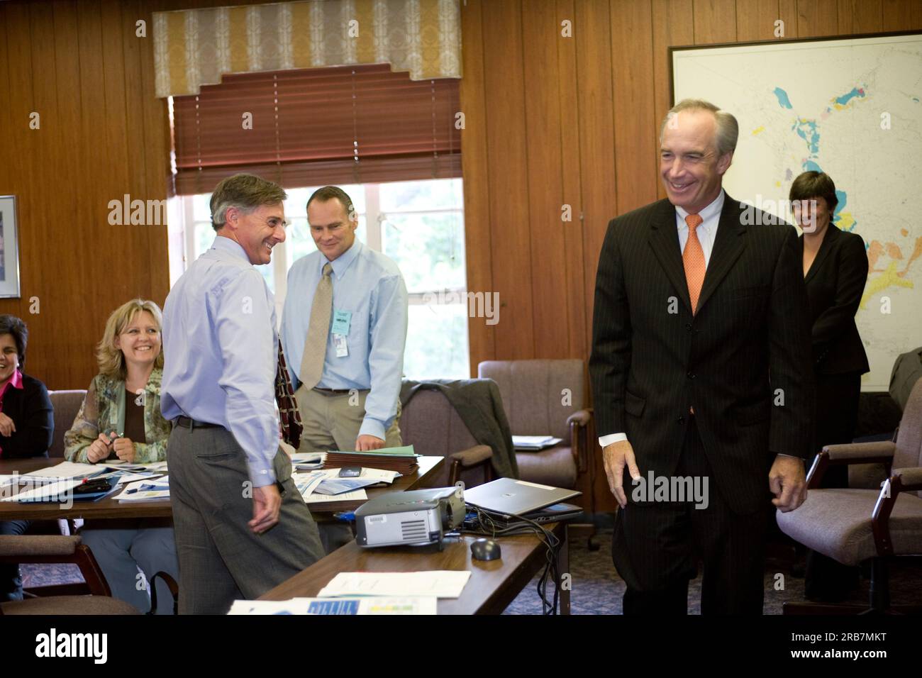 Le secrétaire Dirk Kempthorne rencontre le personnel du Bureau of Reclamation, dont le commissaire Robert Johnson, dans les bureaux du siège de Reclamation Banque D'Images