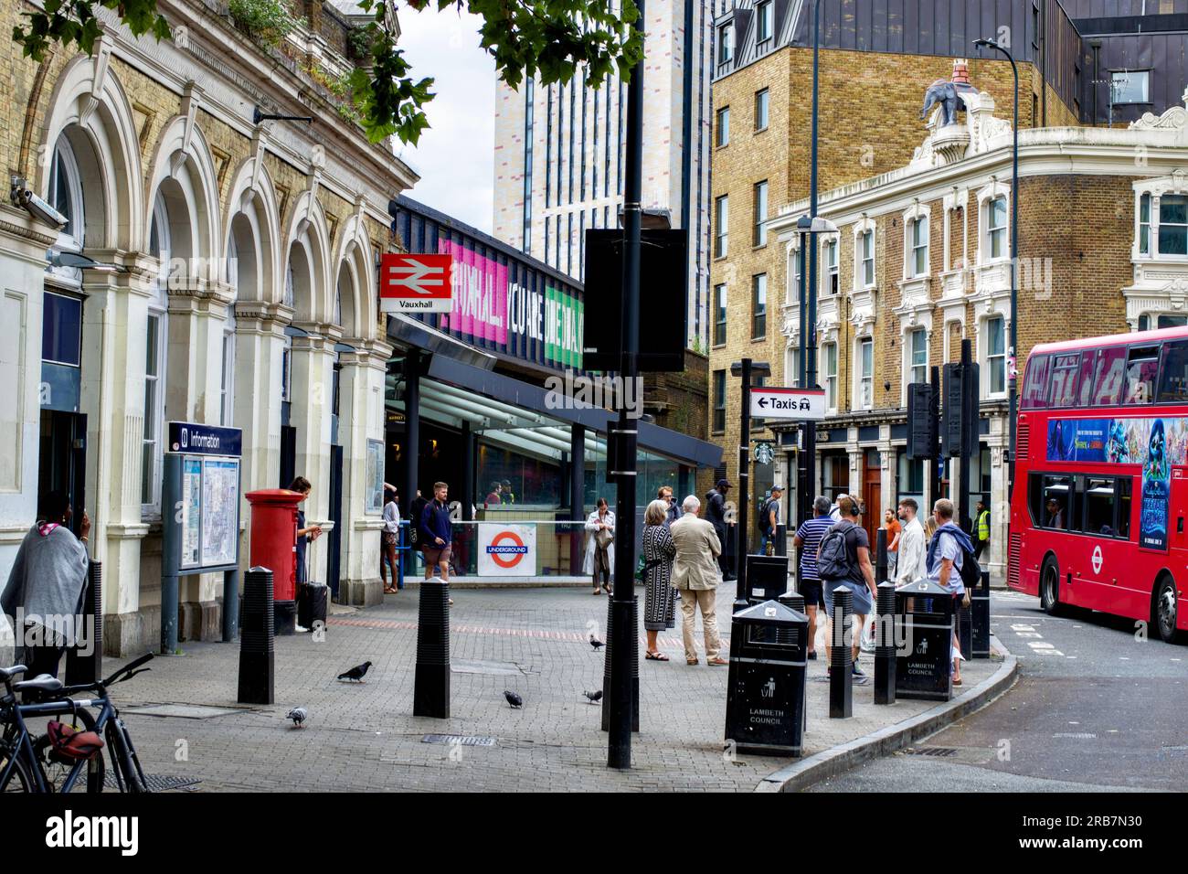 Vauxhall Cross transport Hub, Vauxhall, Borough of Lambeth, Londres, Angleterre, ROYAUME-UNI Banque D'Images