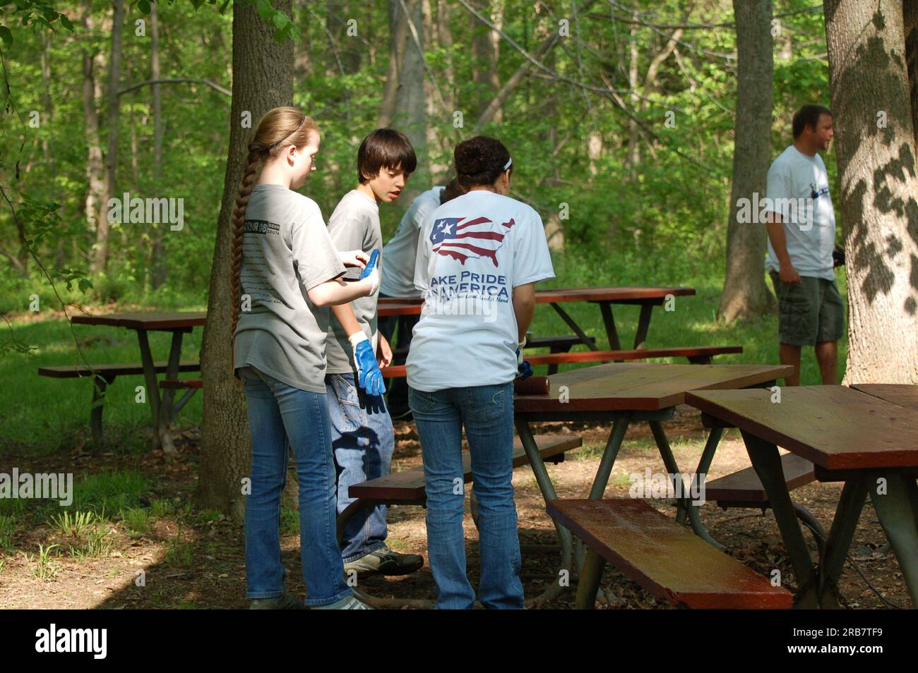 Les activités de nettoyage des Journées de la fierté du canal de Chesapeake et de l’Ohio (C and O), coparrainées par le Parc historique national du canal C and O et le C and O Canal Historical Trust, avec la secrétaire adjointe P. Lynn Scarlett, la directrice de Take Pride in America, Katie Loovis, Et d'autres membres du personnel de l'intérieur sur place pour rejoindre les volontaires travaillant le long du chemin de halage C et O et de la rivière Potomac à Washington, DC et Maryland Banque D'Images