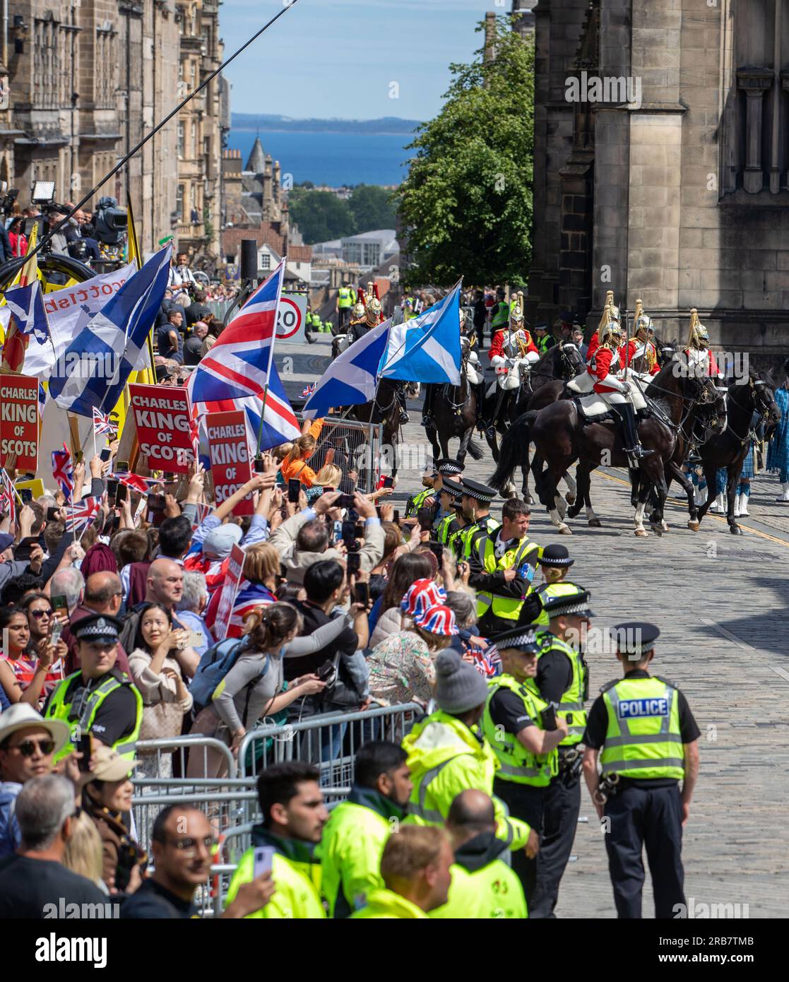 Les pro royalistes et les anti-royalistes se font entendre lors de la visite des rois à Édimbourg en juillet 2023 Banque D'Images