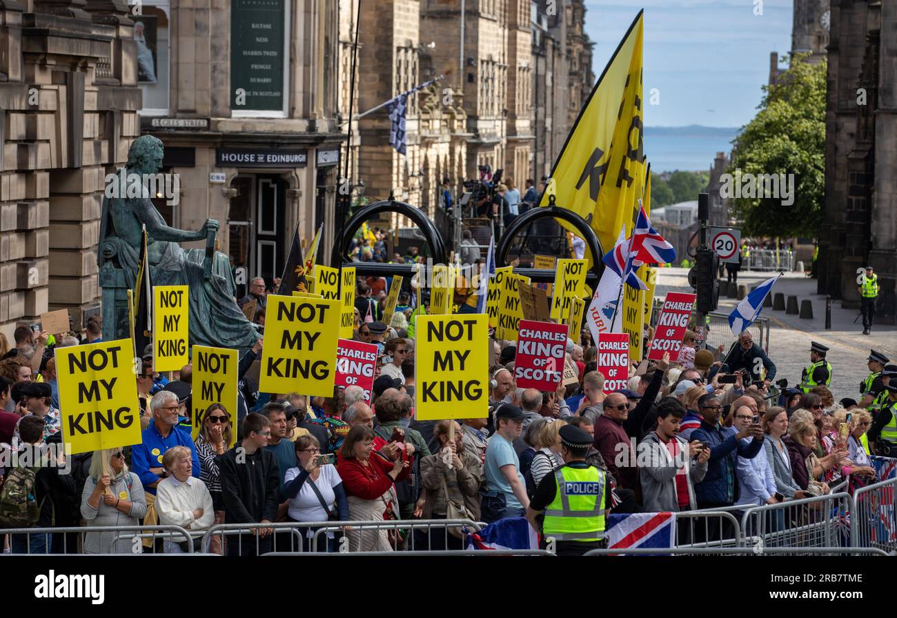 Les pro royalistes et les anti-royalistes se font entendre lors de la visite des rois à Édimbourg en juillet 2023 Banque D'Images