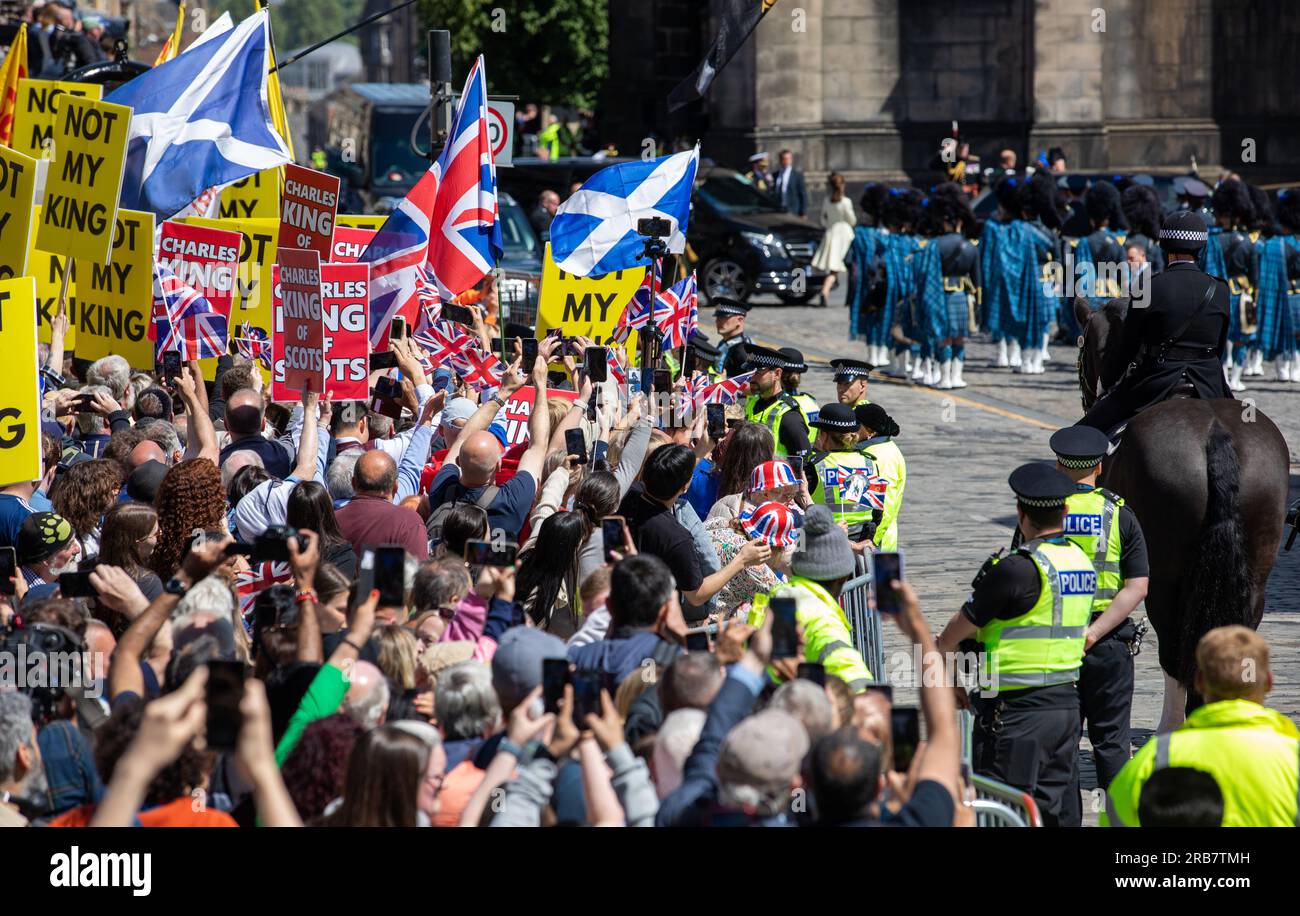 Les pro royalistes et les anti-royalistes se font entendre lors de la visite des rois à Édimbourg en juillet 2023 Banque D'Images