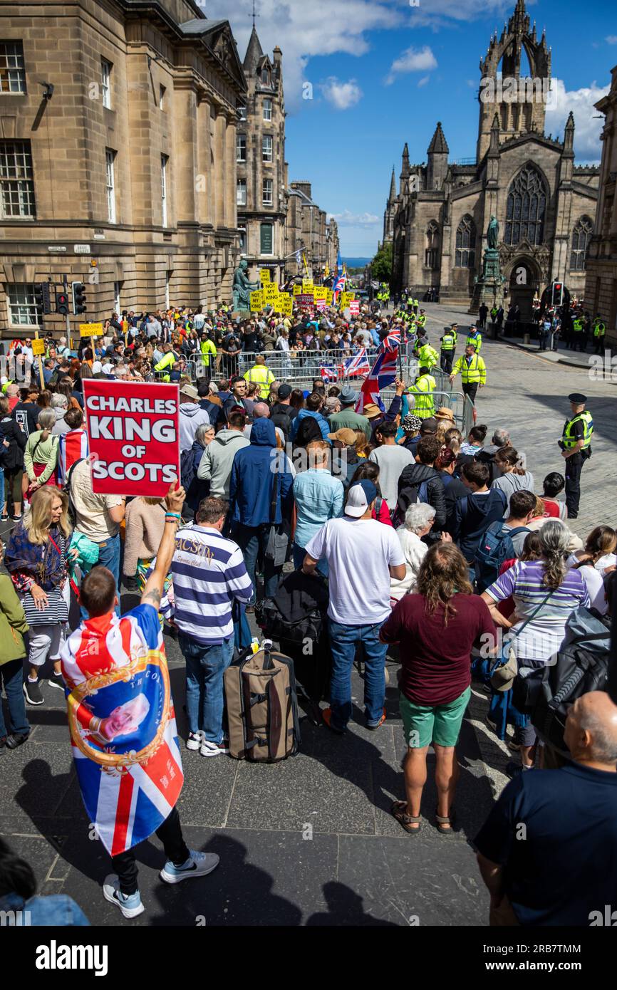 Les pro royalistes et les anti-royalistes se font entendre lors de la visite des rois à Édimbourg en juillet 2023 Banque D'Images