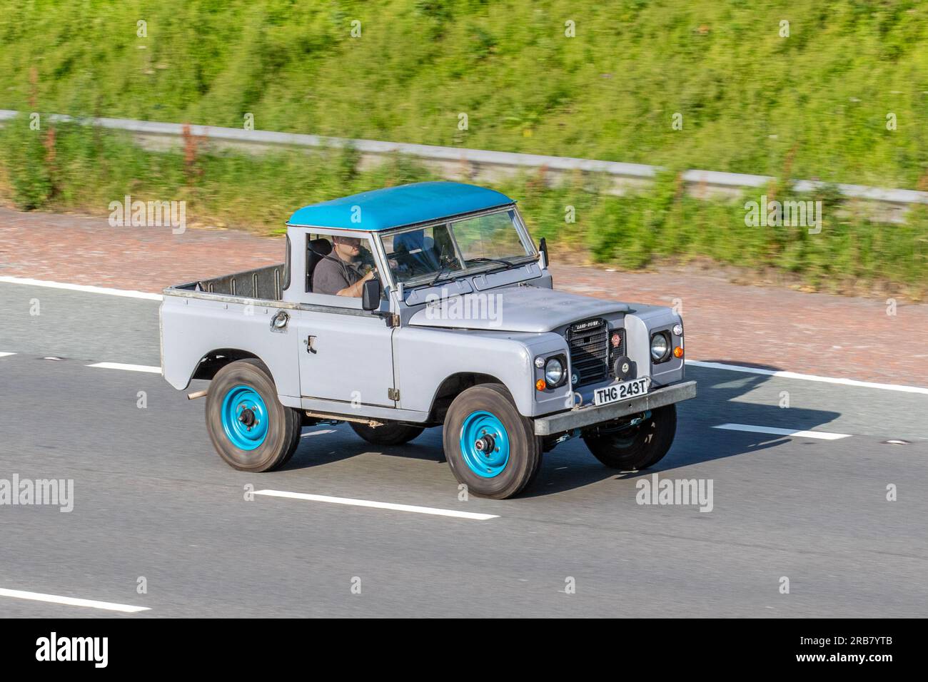 1978, années 70 seventies, Land Rover 88' - 4 cyl, British LCV 2286 cc, voyageant à grande vitesse sur l'autoroute M6 dans le Grand Manchester, Royaume-Uni Banque D'Images