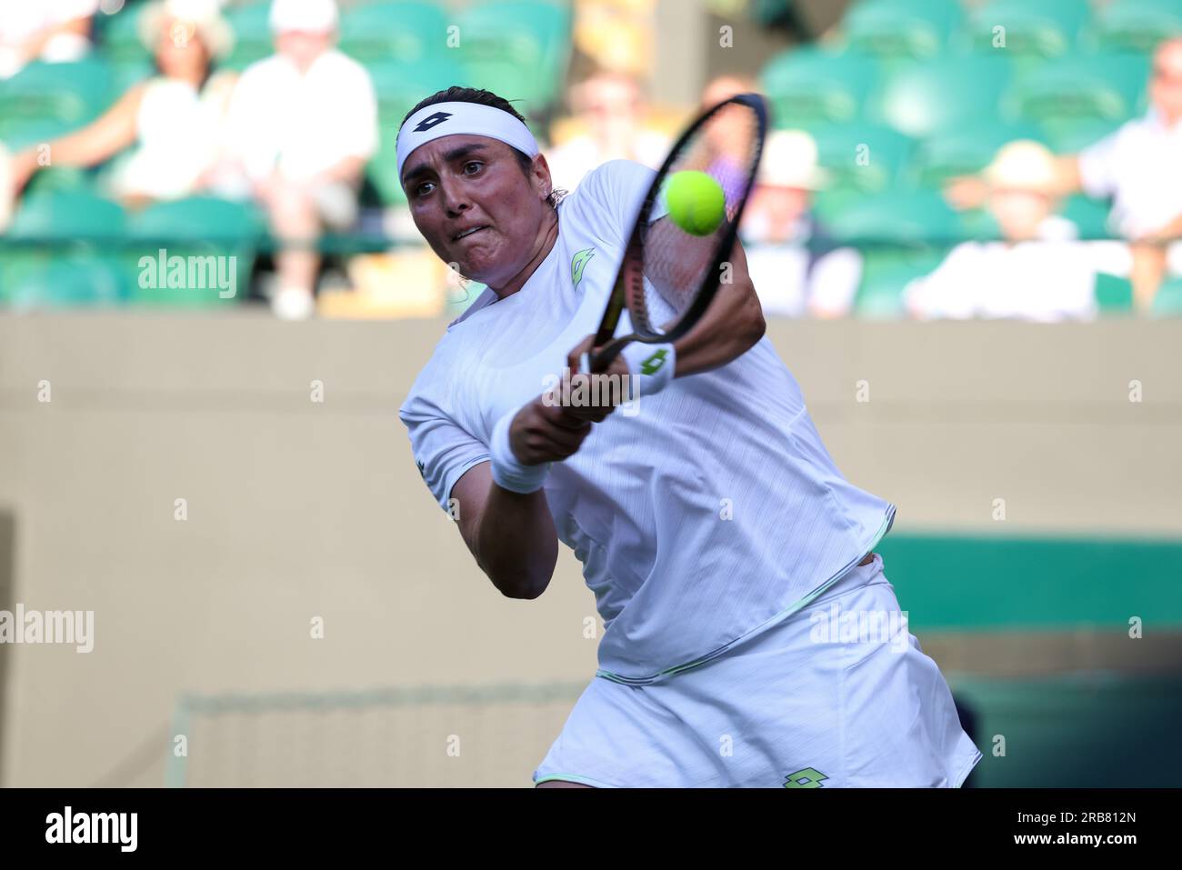 Londres, Royaume-Uni. 07 juillet 2023. 07 juillet, 2023 - Wimbledon. Le Tunisien ONS Jabeur en action contre le Chinois Zhuoxuan Bai lors de leur match de deuxième tour à Wimbledon. Crédit : Adam Stoltman/Alamy Live News Banque D'Images