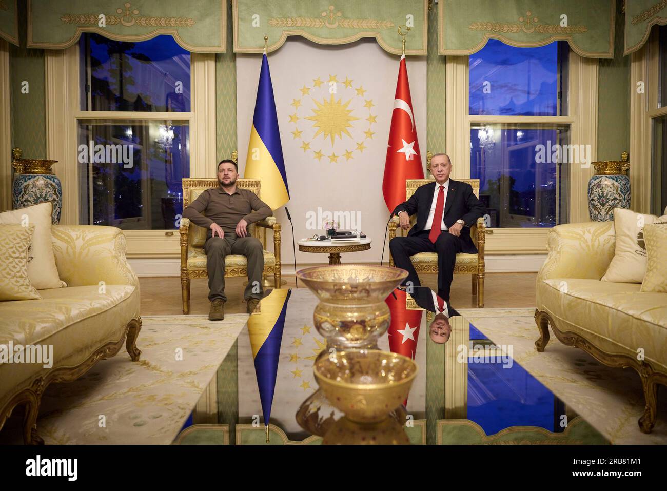 Istanbul, Turquie. 07 juillet 2023. Le président turc Recep Tayyip Erdogan, à droite, est assis avec le président ukrainien Volodymyr Zelenskyy, à gauche, avant le début d’une réunion bilatérale au manoir Vahdettin, le 7 juillet 2023 à Istanbul, en Turquie. Crédit : Présidence ukrainienne/Présidence ukrainienne/Alamy Live News Banque D'Images